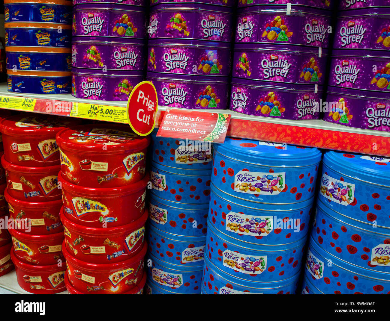 Scatole di dolci di natale sugli scaffali del supermercato Foto Stock