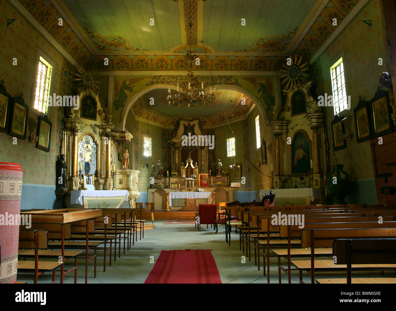 Interno del vecchio e storico della Chiesa cattolica in Polonia Foto Stock