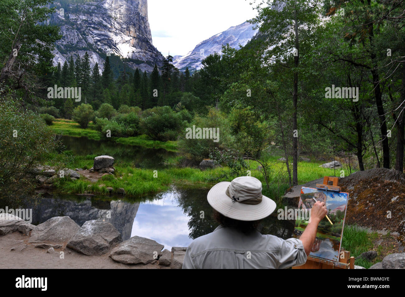 Un artista dipinge un dipinto a olio di Mirror Lake, il Parco Nazionale di Yosemite, California USA Foto Stock