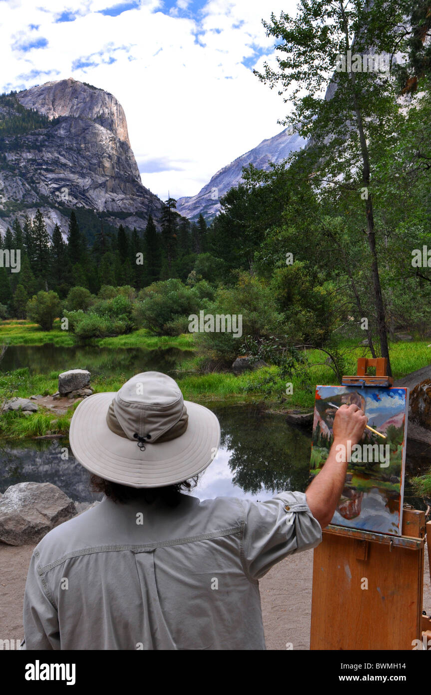 Un artista dipinge un dipinto a olio di Mirror Lake, il Parco Nazionale di Yosemite, California USA Foto Stock