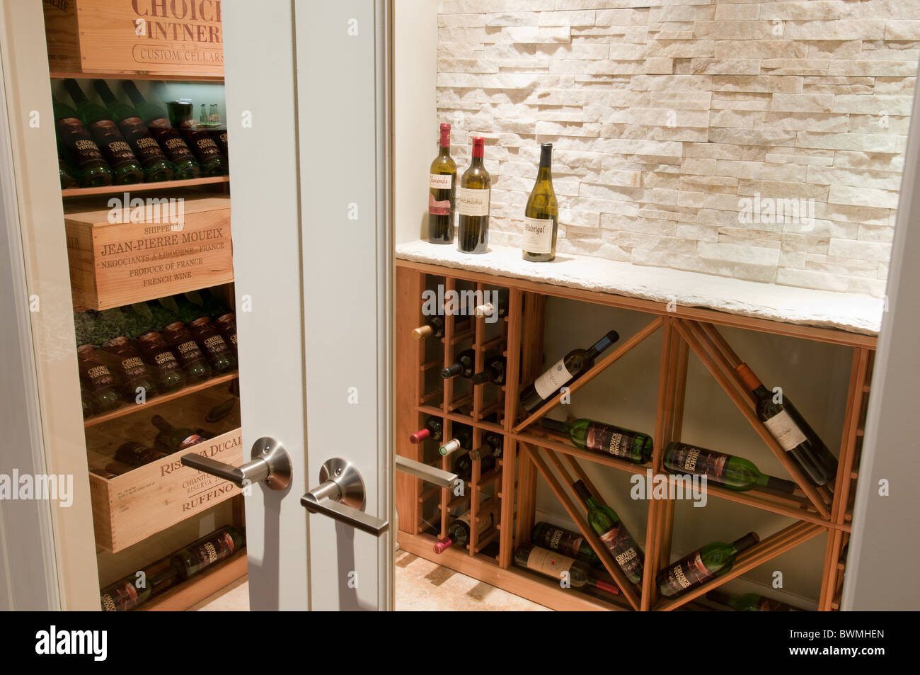 Cantina dei vini in residenziale di lusso home con più rack di bottiglie. Foto Stock