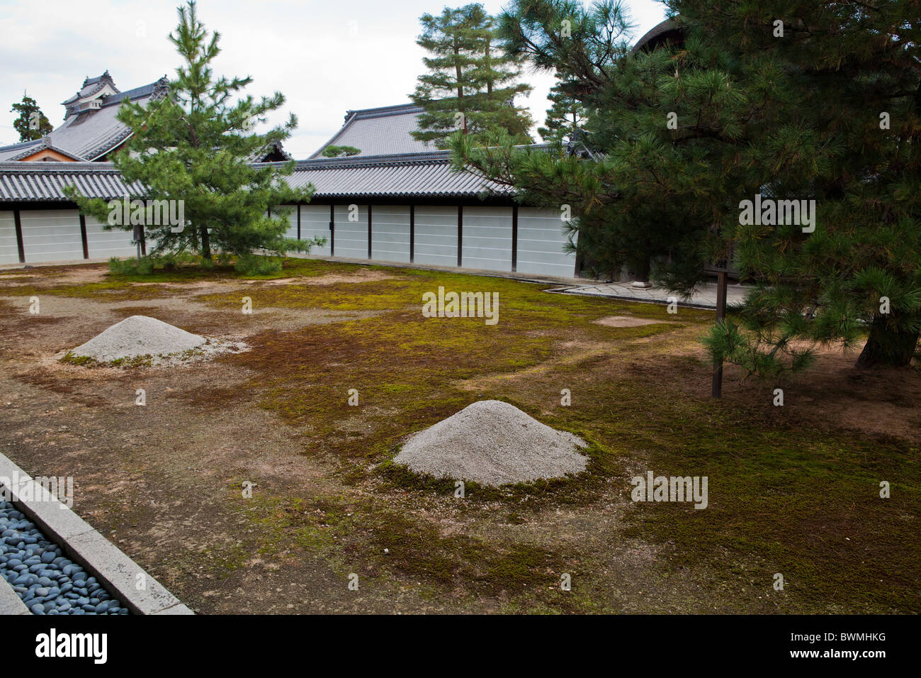 Giardino Honbo è piuttosto semplice con impressionante abbinato coni di sabbia utilizzata per pubbliche manifestazioni e cerimonie al tempio Myoshinji Foto Stock