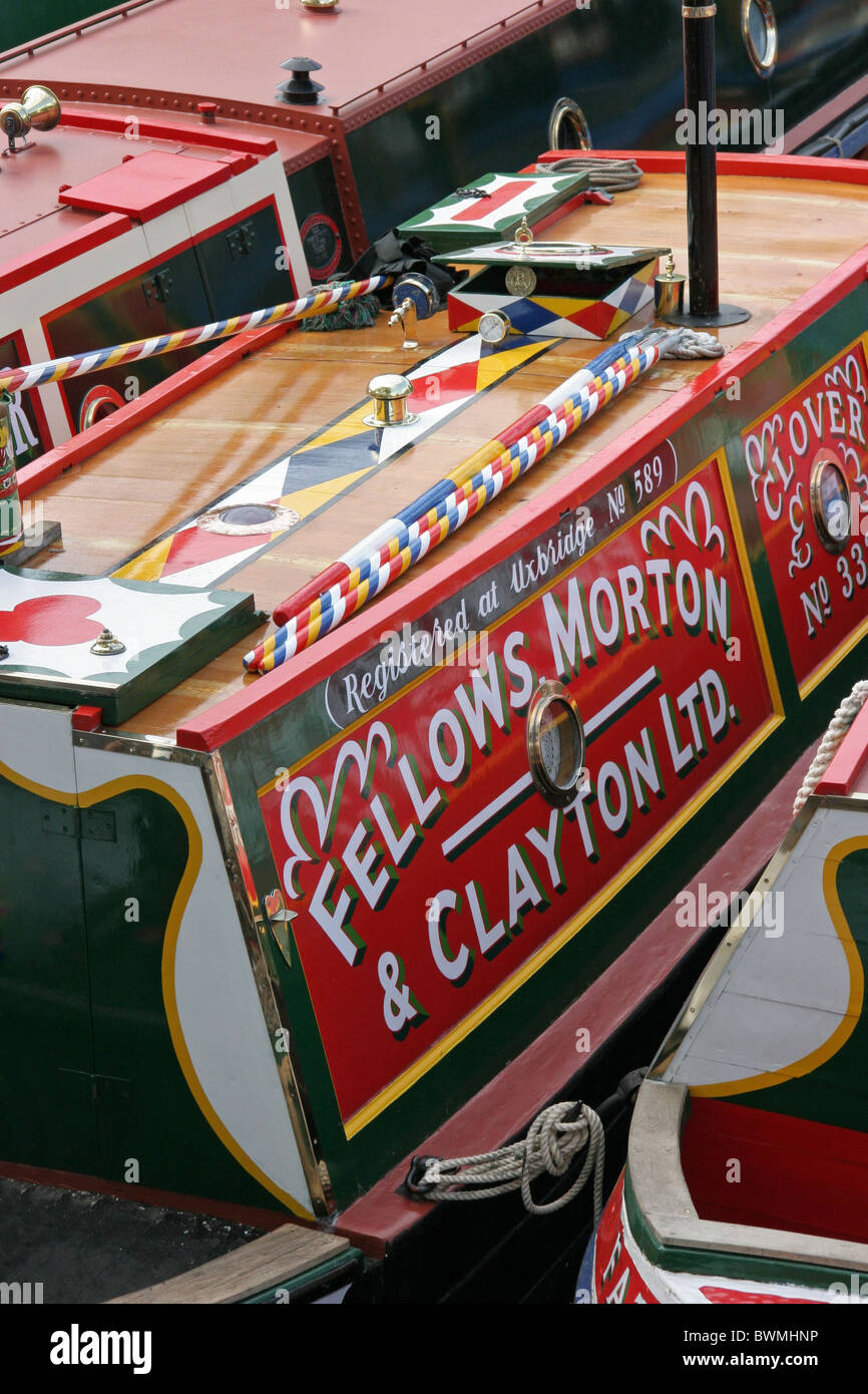 Livrea tradizionale di un Fellow, Morton e Clayton barca stretta, dipinta in rosso e verde che viene dopo il 1921 Foto Stock