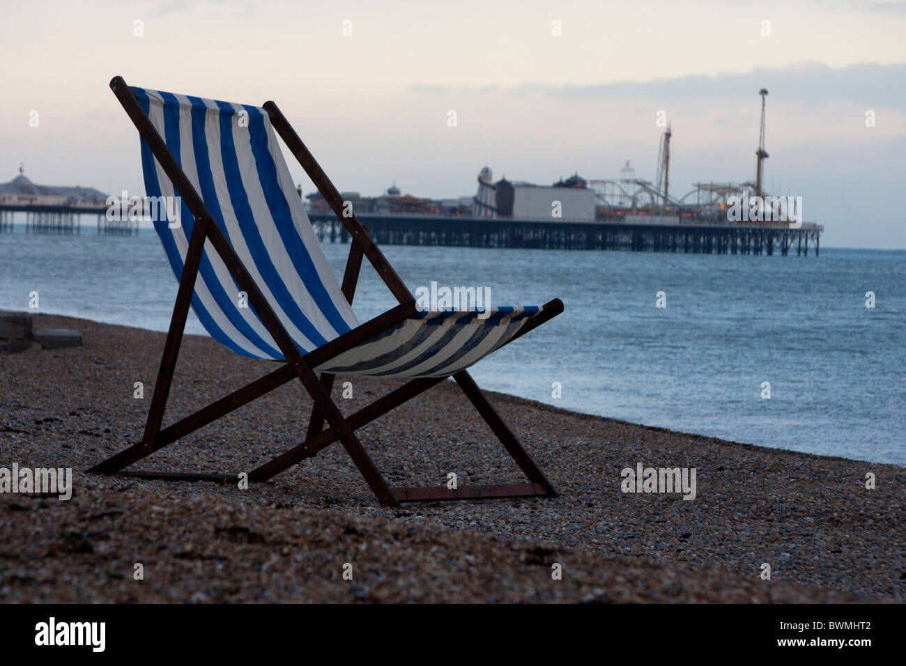 Una struttura di poltrona sdraio gigante raffigurato sulla spiaggia di  Brighton, East Sussex, Regno Unito Foto stock - Alamy