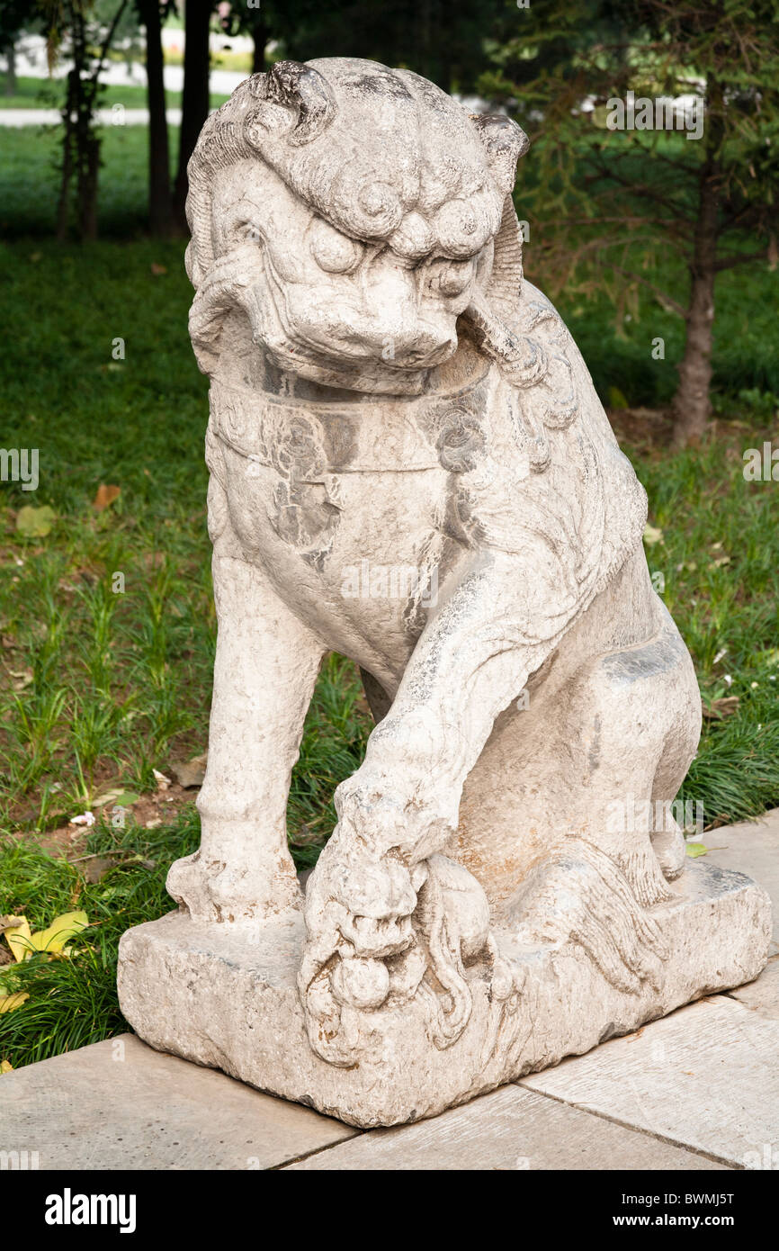 Statua di un leone, piccola Pagoda dell'Oca Park, Xi'an, Shaanxi Province, Cina Foto Stock