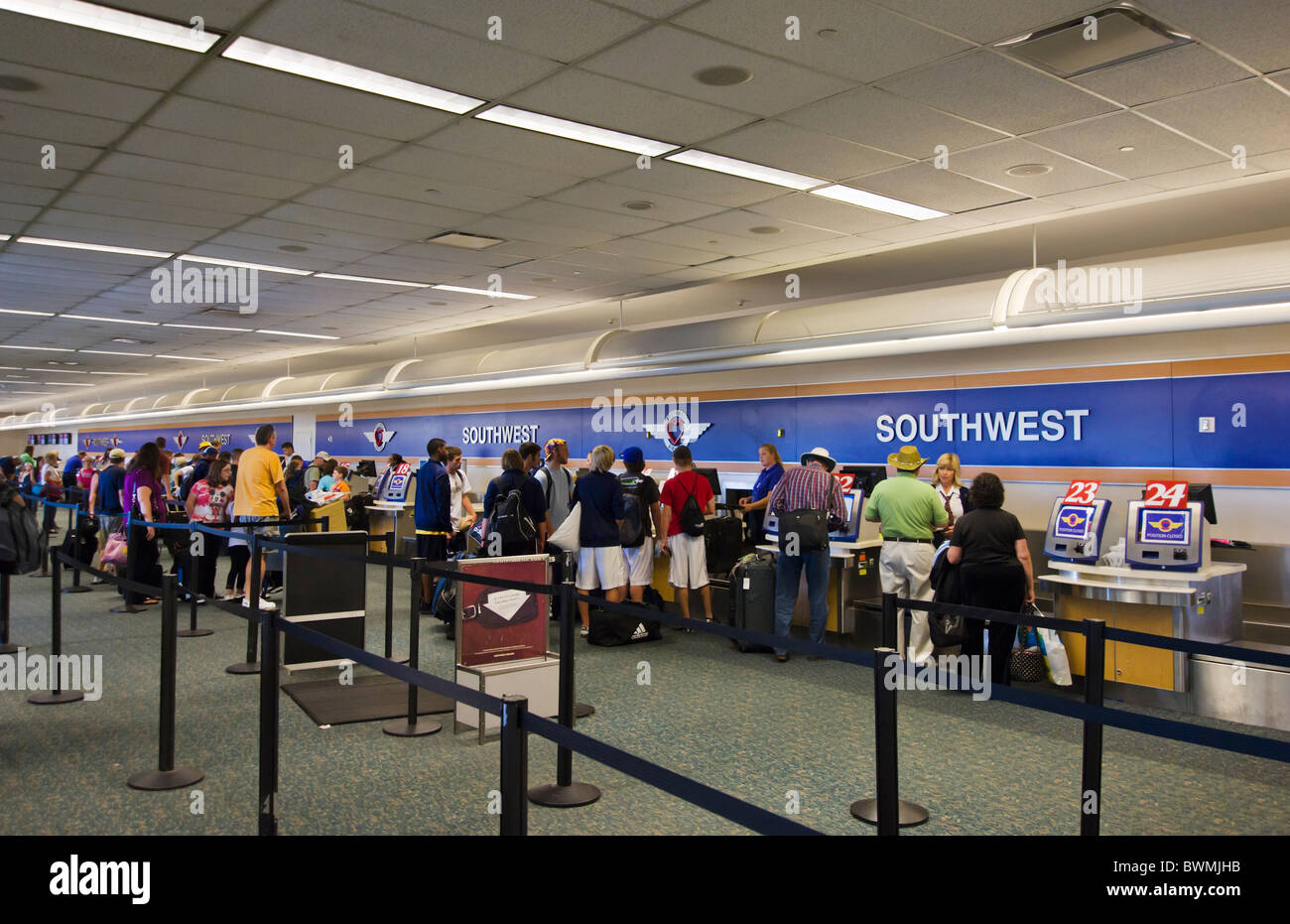 Southwest Airlines banchi di check-in presso l'Aeroporto Internazionale di Orlando, Florida, Stati Uniti d'America Foto Stock