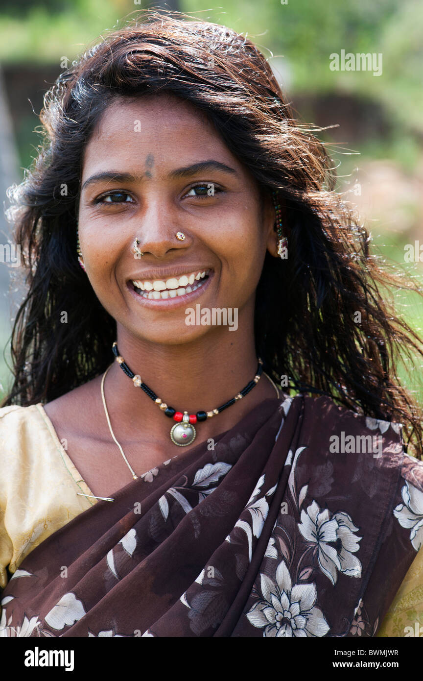 Sorridente sud indiane ragazza adolescente ritratto. Andhra Pradesh, India Foto Stock