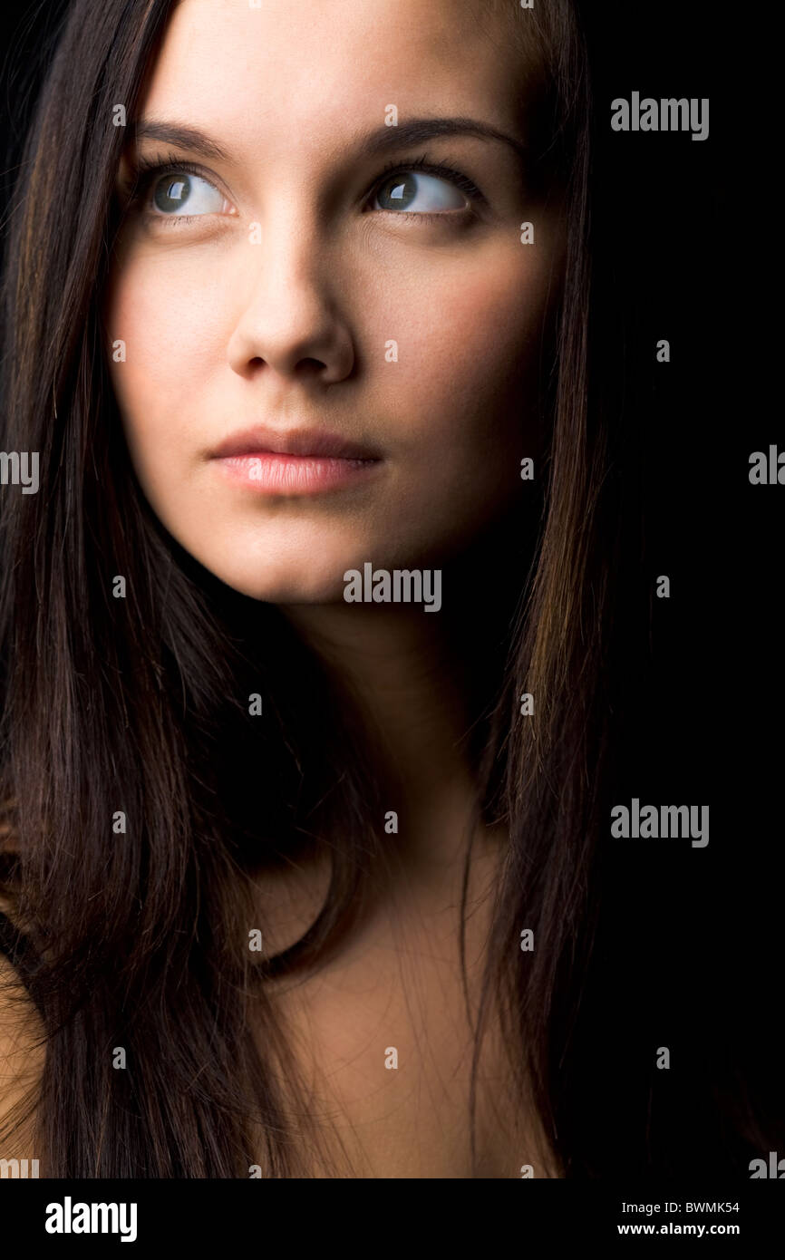 Immagine della giovane donna con i capelli scuri che cercano riposo Foto Stock