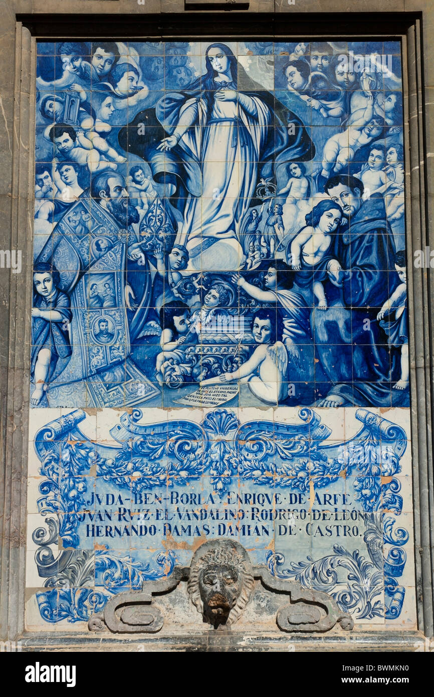 Un azulejo tilework ceramica raffigurante la Vergine Maria con gli angeli sulla parete di una chiesa di San Francisco, Cordoba, Spagna. Foto Stock
