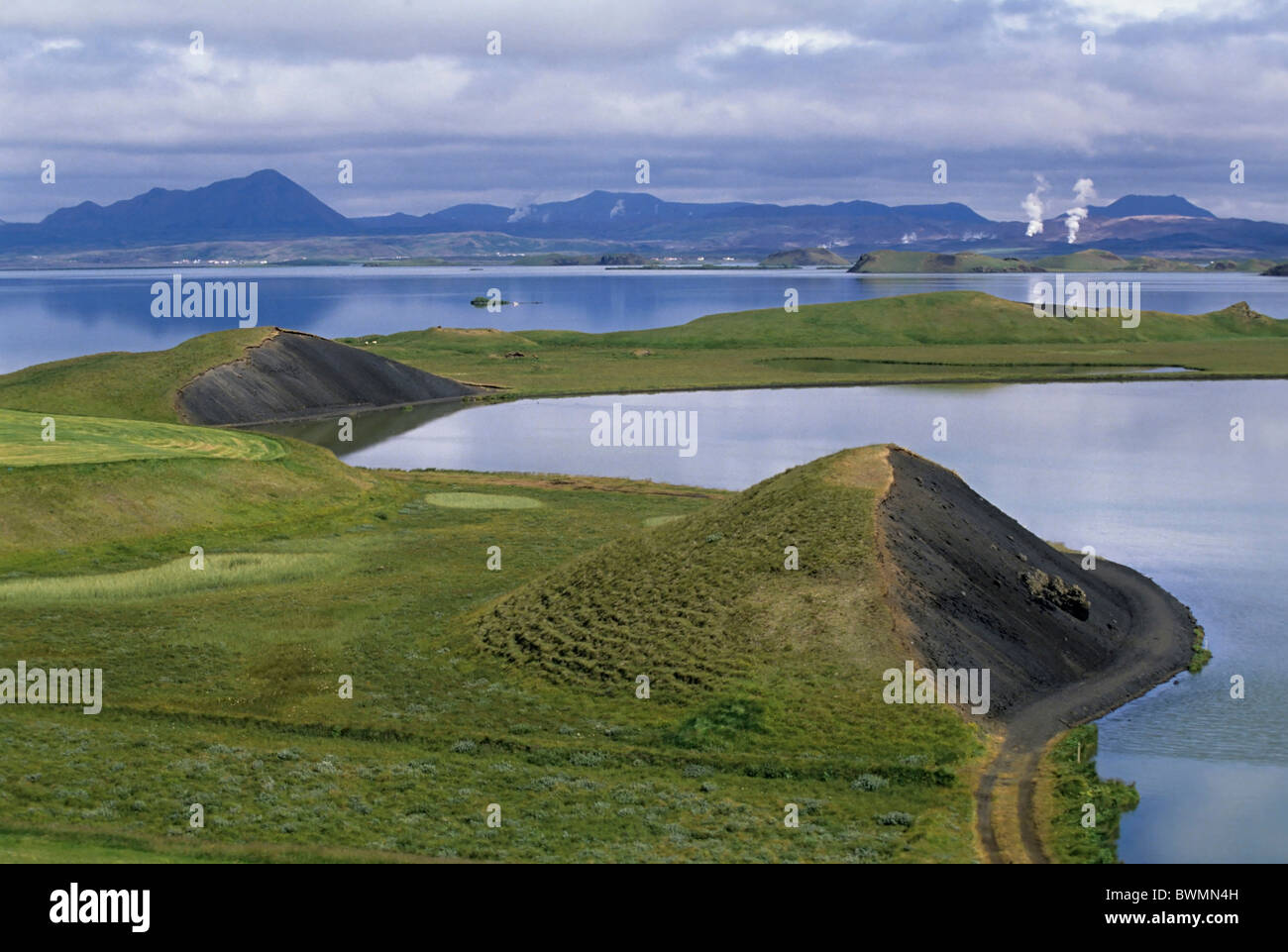 Islanda paesaggio - Myvatn, un poco profondo lago eutrofiche situato in un area di vulcani attivi, Islanda. Foto Stock
