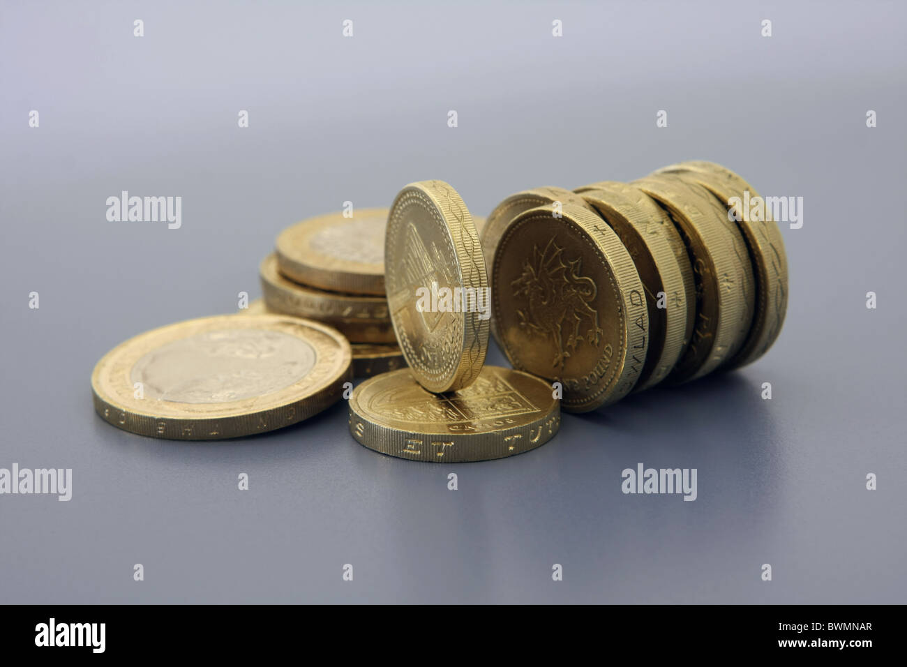 Una miscela di sterling £2 e £1 monete Foto Stock