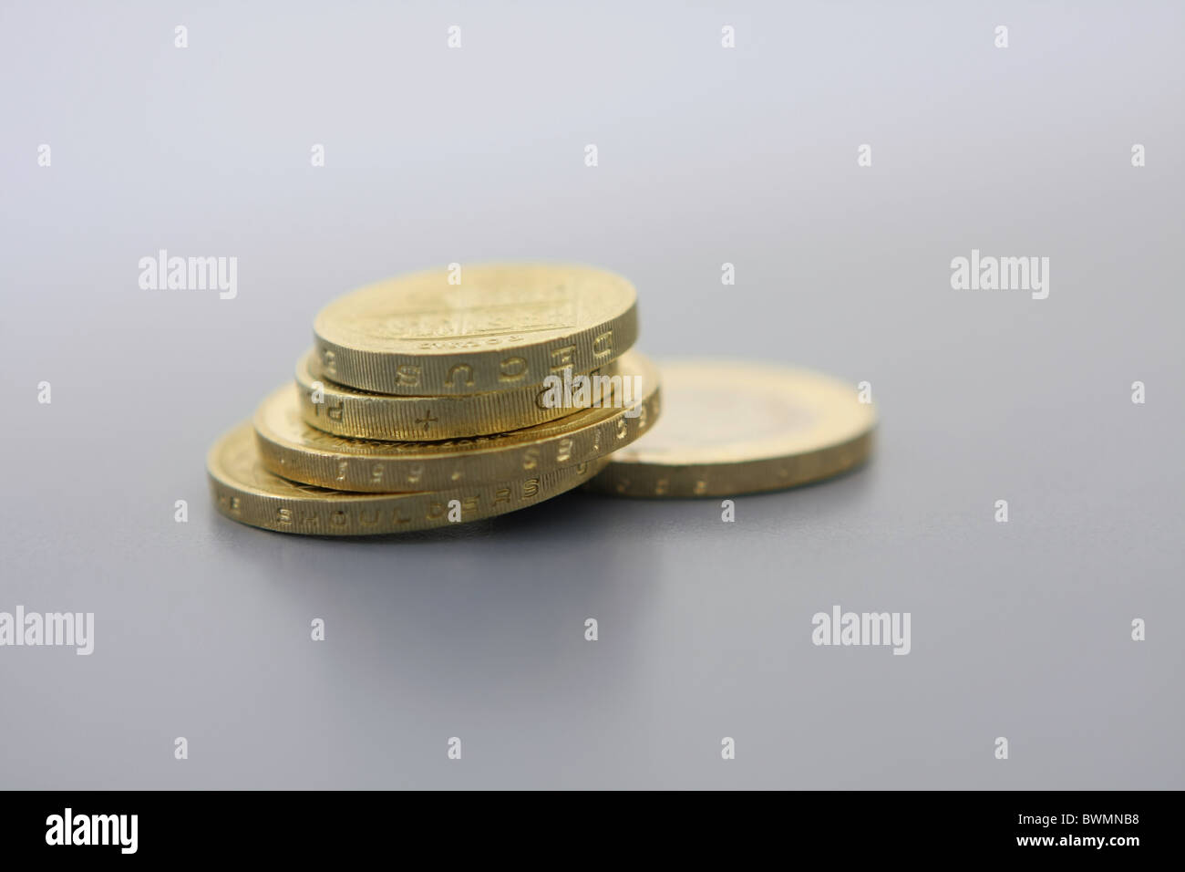 Due sterline £ 1 monete su due sterling £2 monete - tutti poggianti su di un terzo sterling £2 moneta Foto Stock