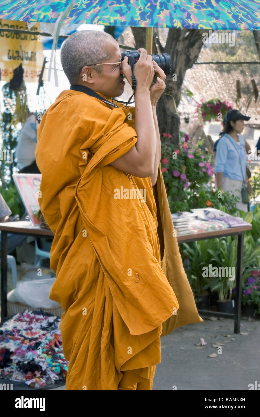 Un thai monaco buddista di scattare una foto, Thailandia Foto Stock