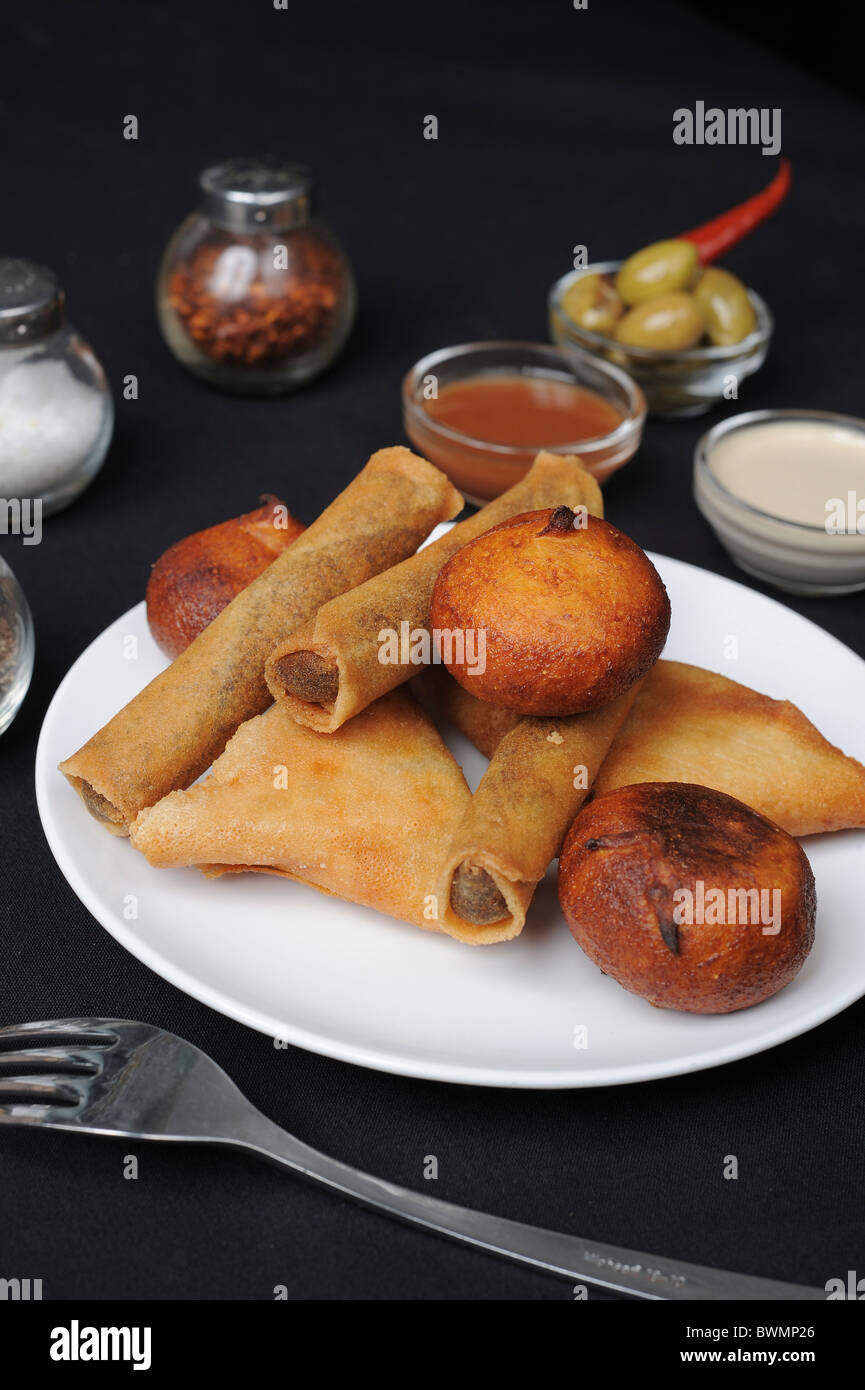 Fritti gustosi dolci ripieni di carni di origine marocchina Foto Stock