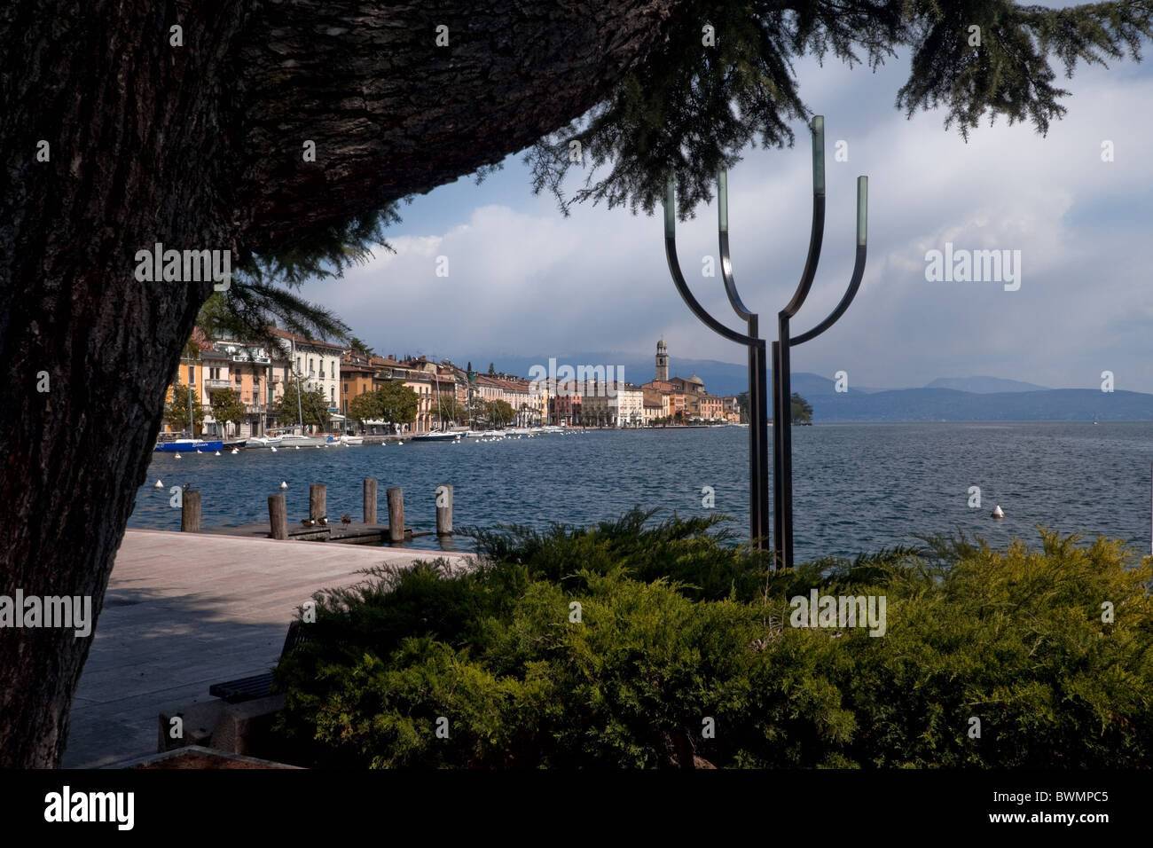 Vista della città di Salo sul Lago di Garda Italia con lampione Foto Stock