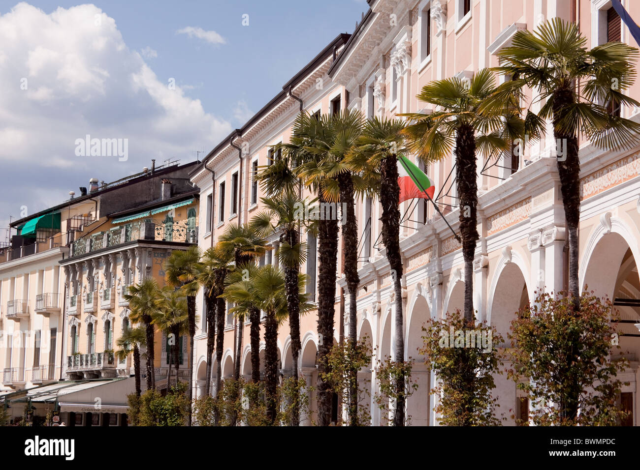 Salo Town Hall e altri edifici pubblici sul fronte lago Italia Foto Stock