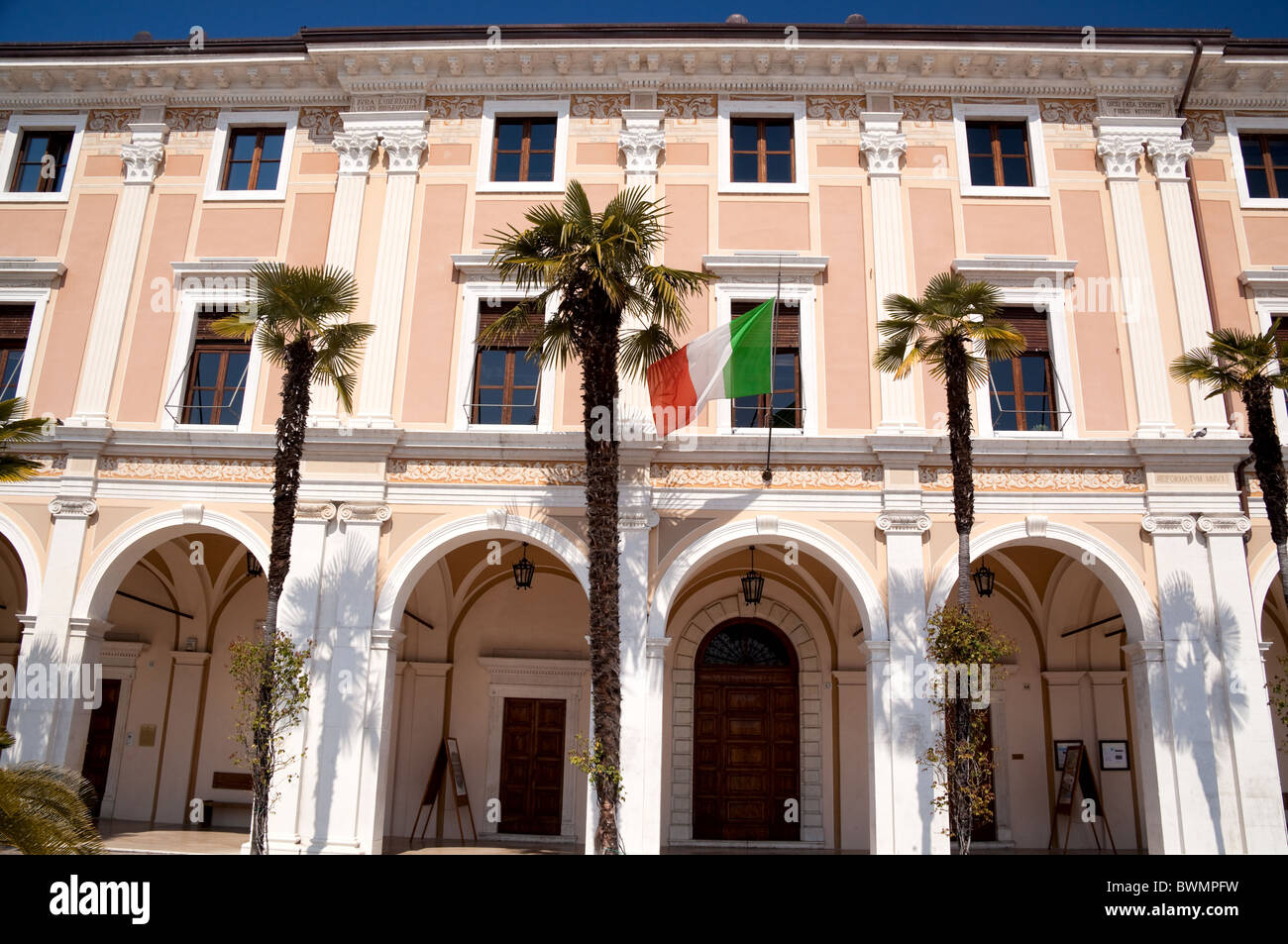 La facciata della Salo Municipio con la bandiera italiana sul lago di Garda Foto Stock
