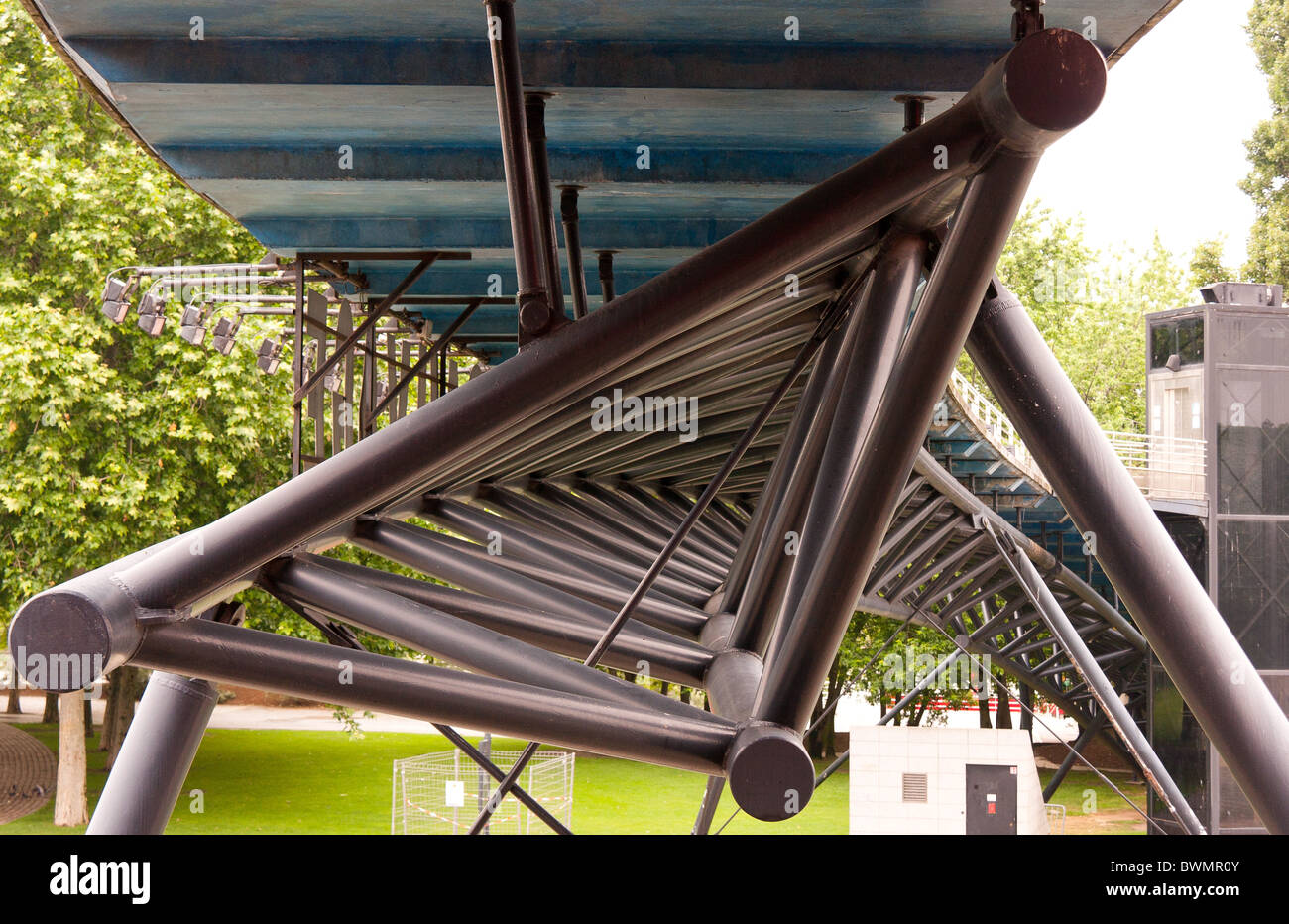 Il lato inferiore del ponte a Parc de la Villette, Parigi Foto Stock