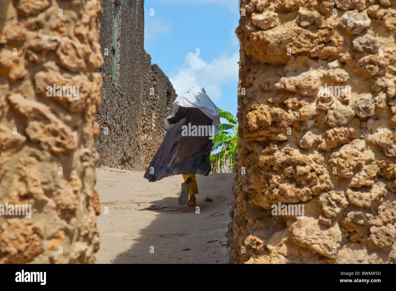 Vicolo stretto, Pate Town, Pate isola vicino all isola di Lamu, Kenya Foto Stock