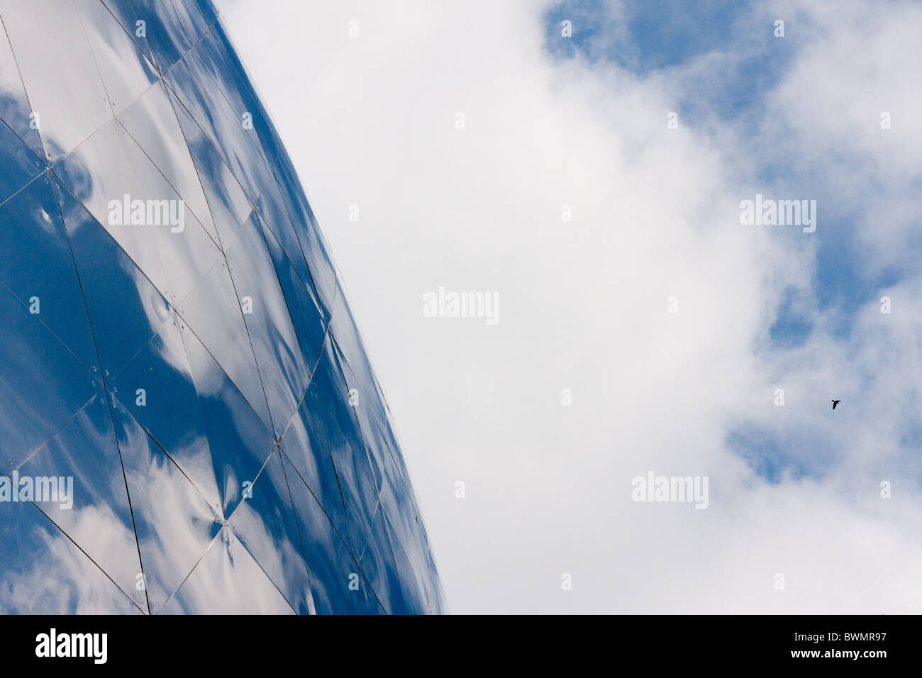 Le nuvole riflettono in argento gigantesco globo a Cite des Sciences, Parigi Francia Foto Stock