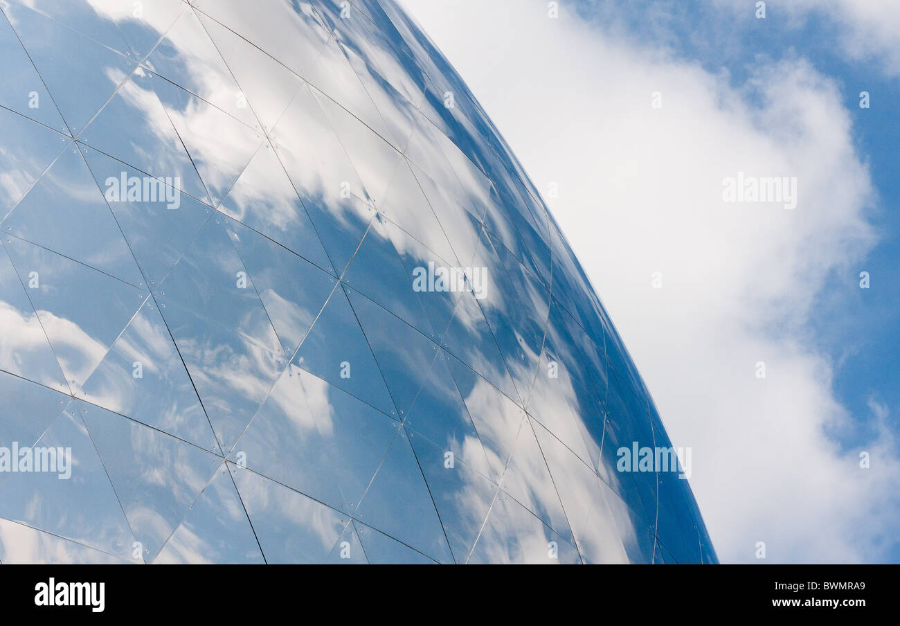 Le nuvole riflettono in argento gigantesco globo a Cite des Sciences, Parigi Francia Foto Stock