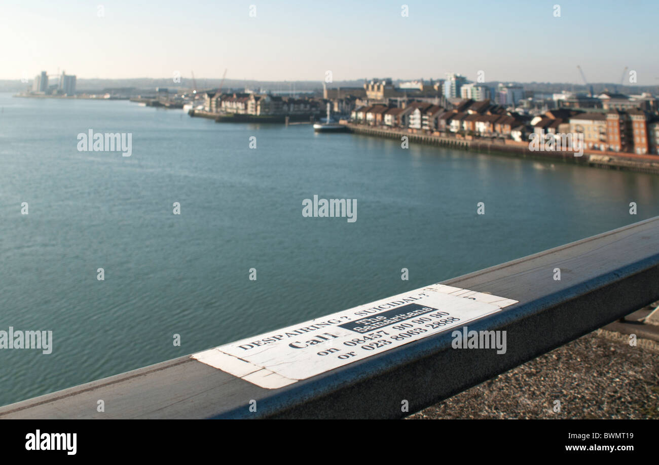 Samaritani Poster linea guida sul alto ponte sul fiume Itchen, Southampton, Regno Unito Foto Stock
