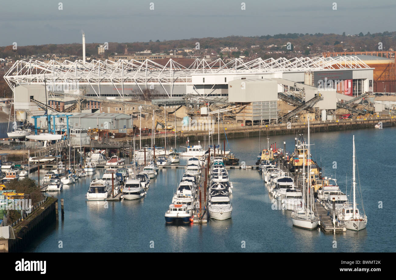 Vista su acqua e Marina di Southampton Football Club Stadium dal ponte Itchen, Southampton, Hampshire, Regno Unito Foto Stock