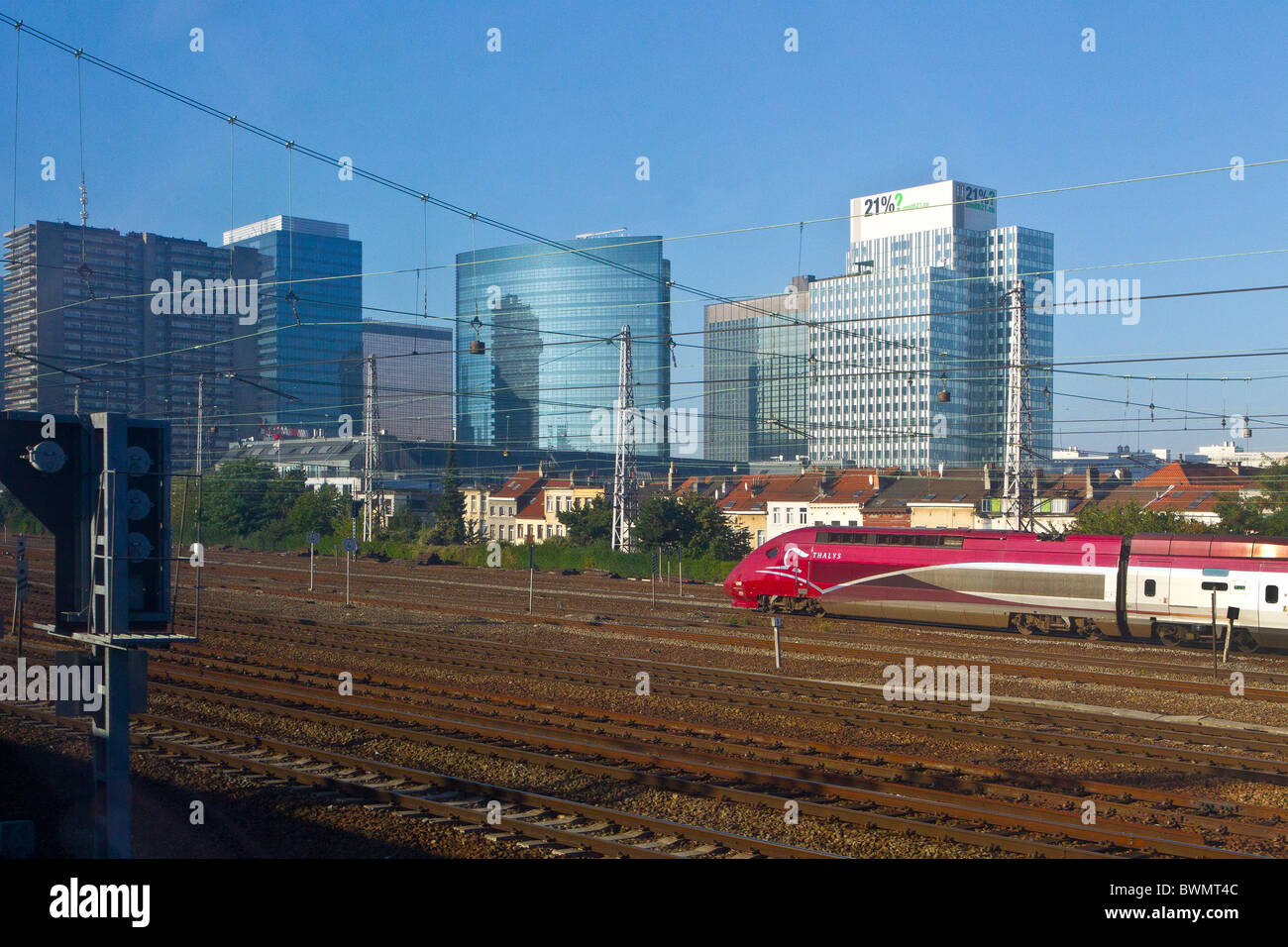 Thalys arrivando a Bruxelles il treno alta velocità Belgio città alti edifici di uffici ferrovia Trasporto ferroviario infrastructu pubblica Foto Stock