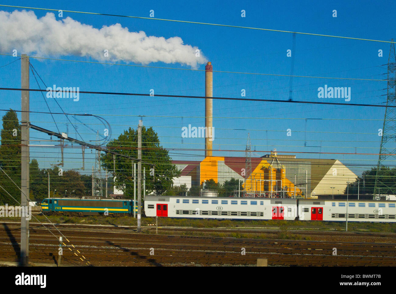 In treno stazione di alimentazione di energia elettrica di generazione elettrica di trasporto di generazione di fumo di camino ferrovie a vapore motore guida carrello Foto Stock