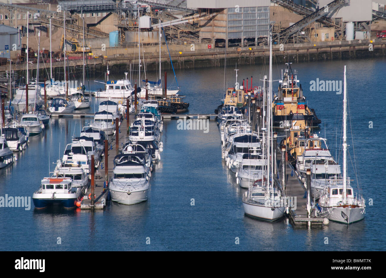 Vista di Southampton Itchen dal ponte con le barche in acqua Foto Stock