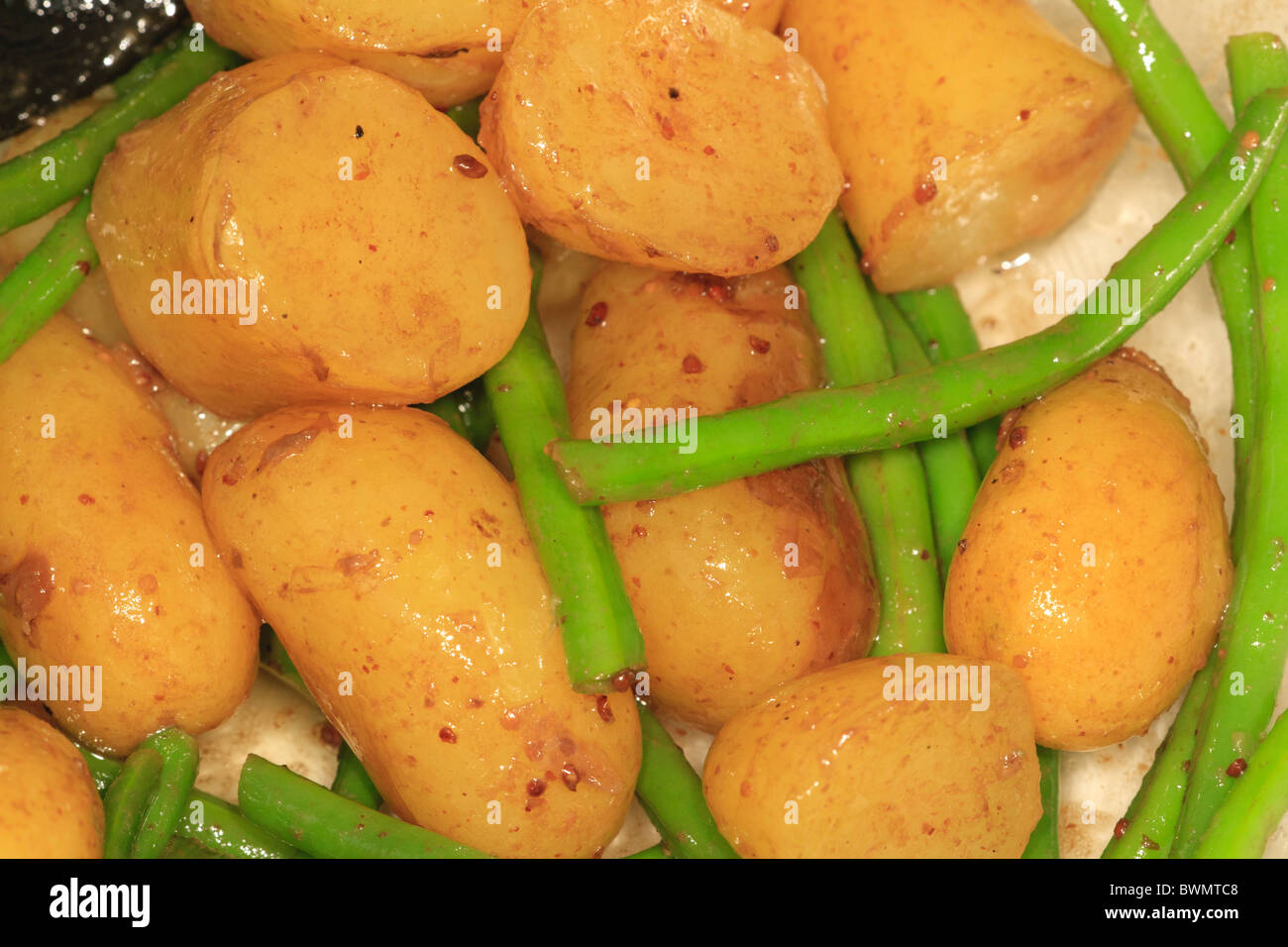 Patate novelle e verde insalata di fagioli Foto Stock