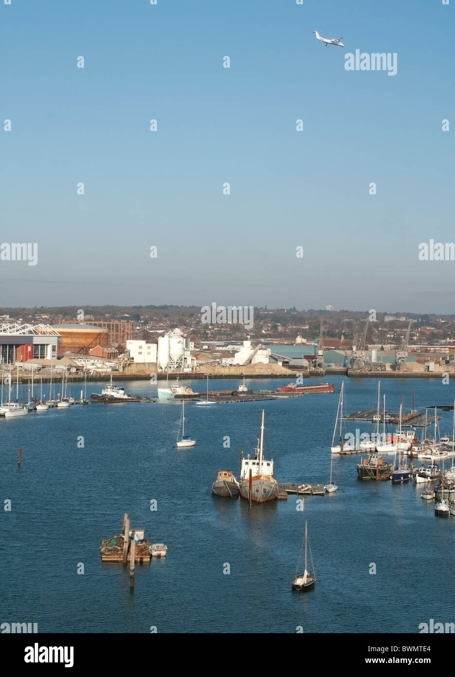 Vista di Southampton Itchen dal ponte con le barche in acqua Foto Stock