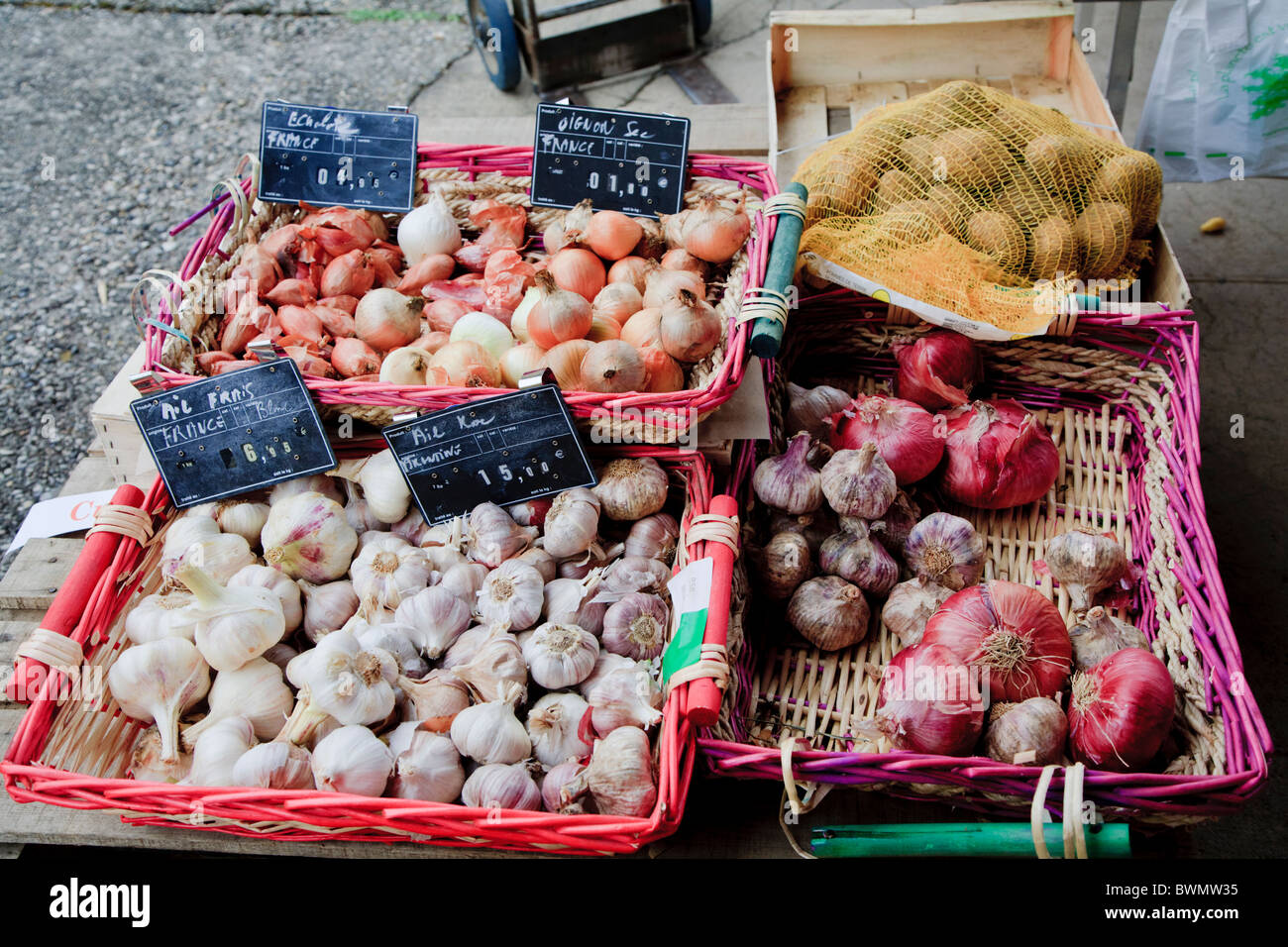 Aglio e Cipolle sul mercato francese in stallo Foto Stock