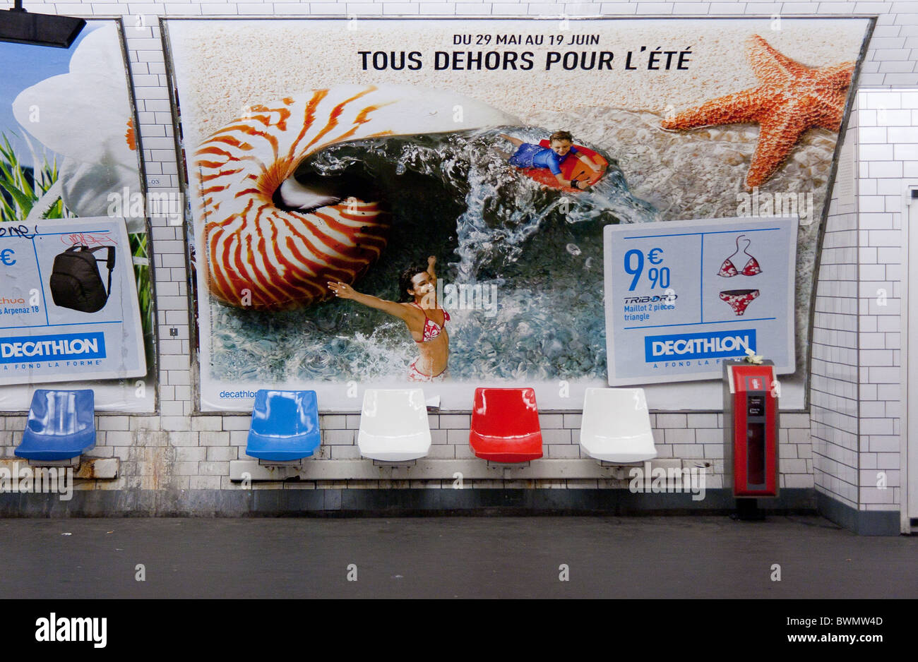 La stazione della metropolitana la piattaforma a Cadet, Paris Foto Stock