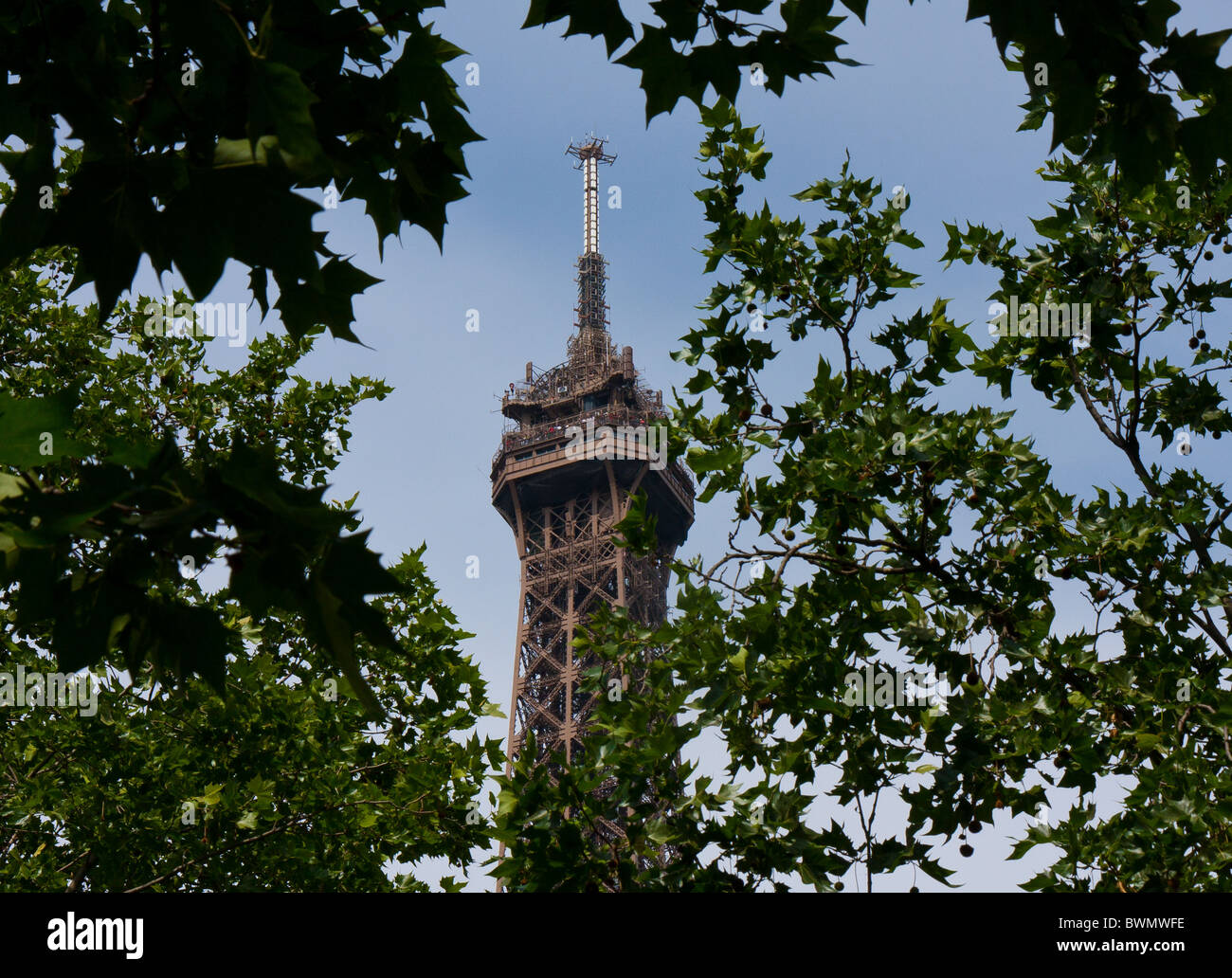 Telecommunications mast antenna in cima alla Tour Eiffel (torre) Foto Stock