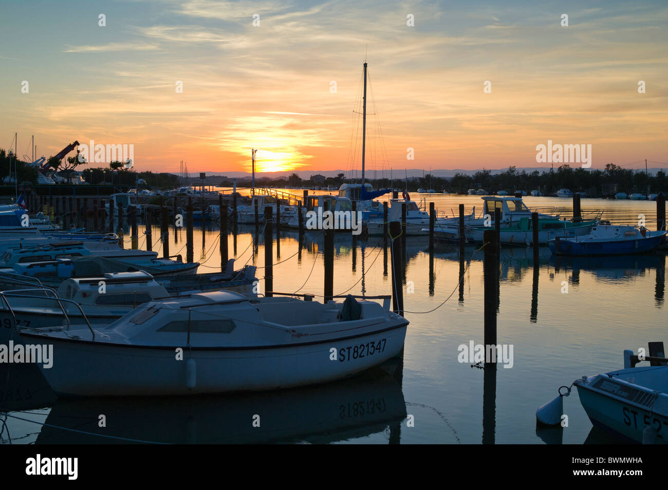 Barche ormeggiate al tramonto in Les Cabanes de Fleury Francia Foto Stock