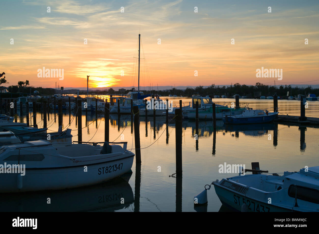 Barche ormeggiate al tramonto in Les Cabanes de Fleury Francia Foto Stock