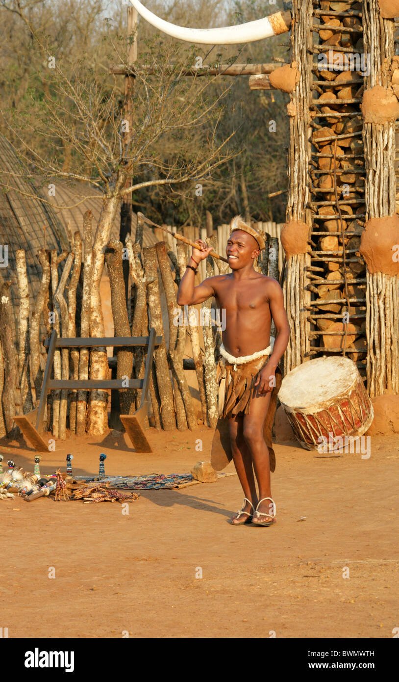 Zulu Warrior gettando una lancia, Zulu Shakaland Village, Valle Nkwalini, Kwazulu Natal, Sud Africa. Foto Stock