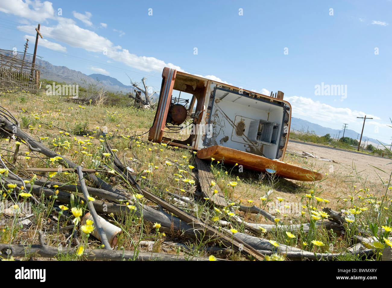 Abbandonata la formazione di ruggine frigo, frigorifero nella motivazione di una casa abbandonata a Kelso, California, Stati Uniti d'America. Foto Stock