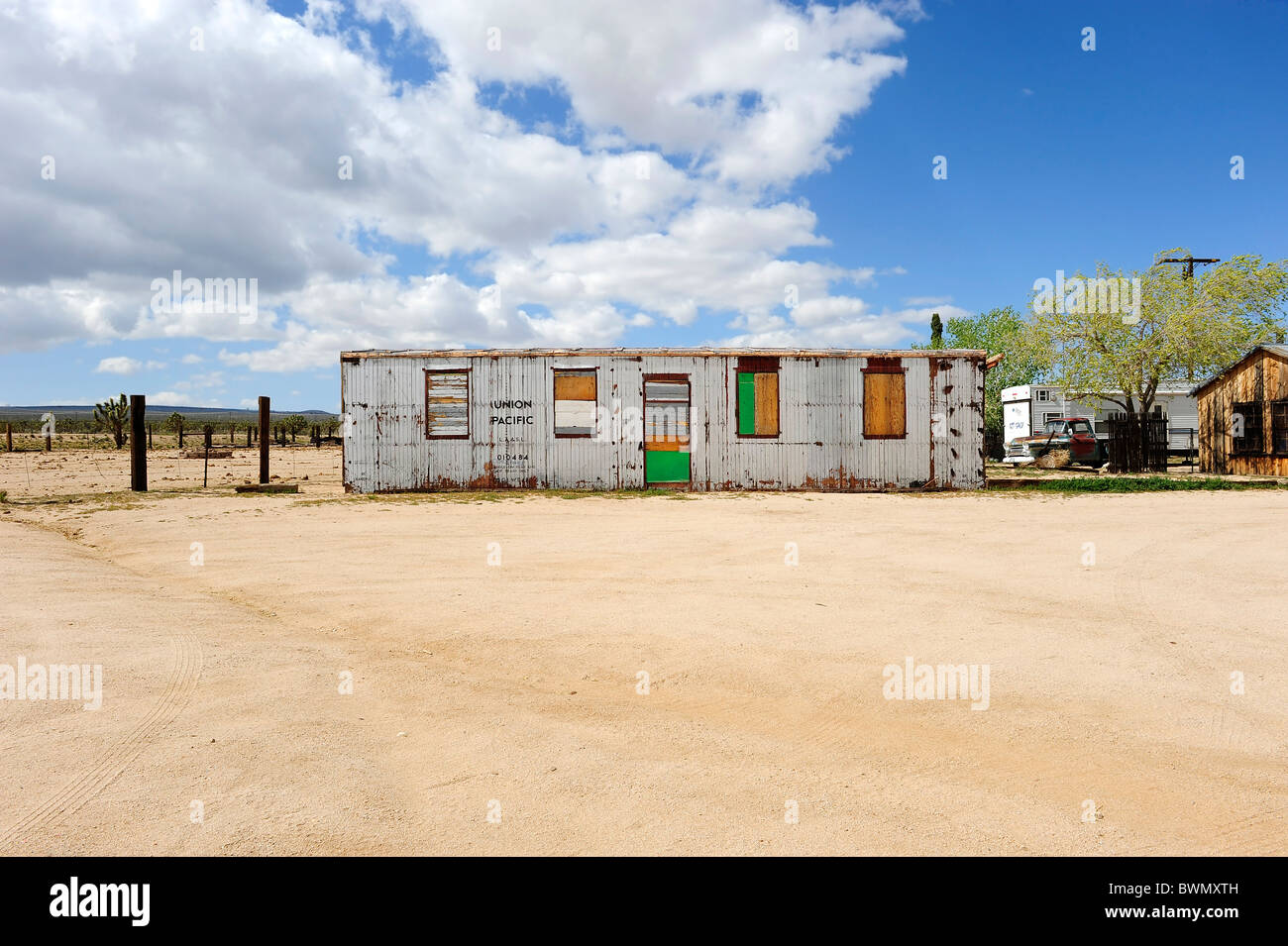 Un intavolato abitazione negozio/capannone realizzato da un Union Pacific carrello ferroviario/carro/contenitore situato in cima, California, USA. Foto Stock