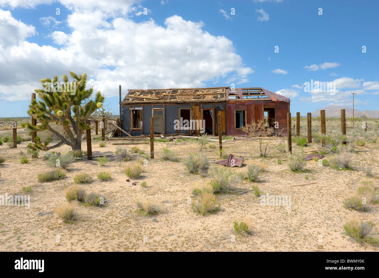 Abbandonati dimora abbandonata in cima. La cima è una piccola comunità nel deserto di Mojave di San Bernardino County, California. Foto Stock