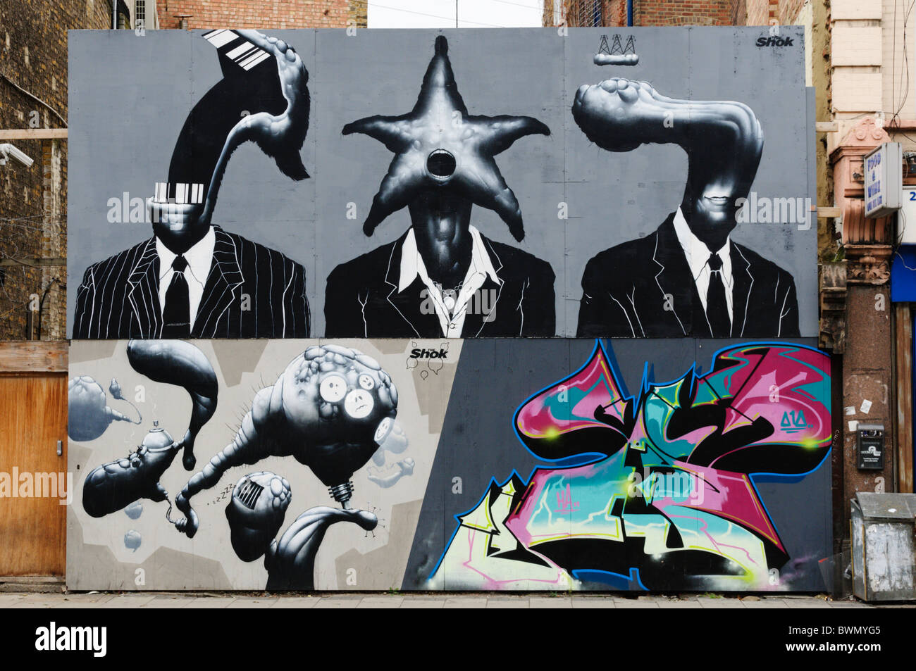 Una serie di graffiti denominato 'Strumenti, fama e potere' da Shok1 in Borough High Street a Londra, Inghilterra Foto Stock