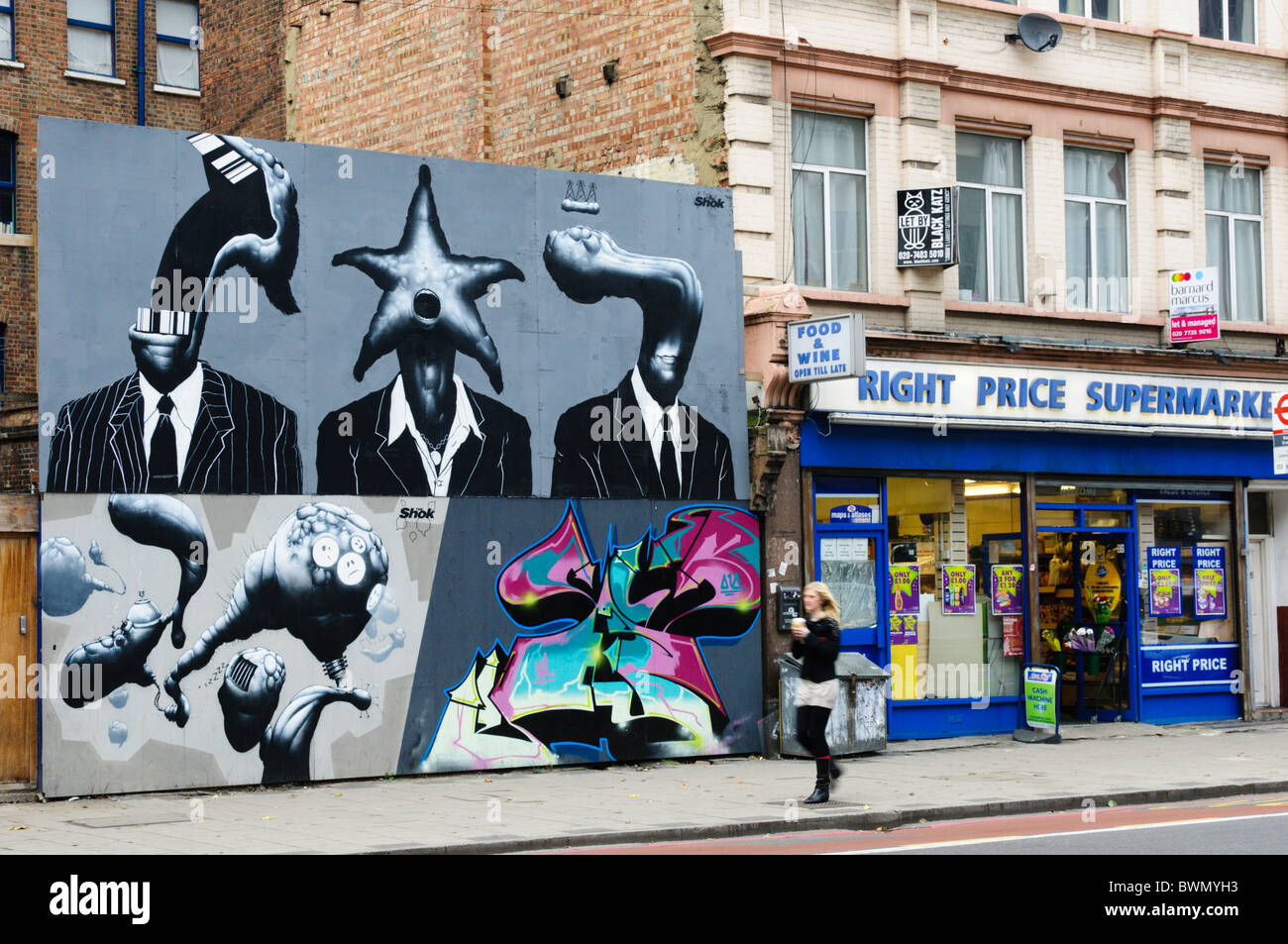 Una serie di graffiti denominato 'Strumenti, fama e potere' da Shok1 in Borough High Street a Londra, Inghilterra Foto Stock