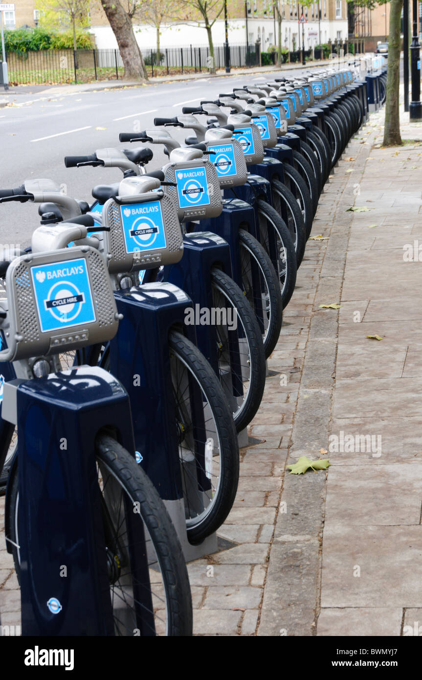 Una fila di 'Boris delle bici a noleggio a Borgo a sud di Londra Foto Stock