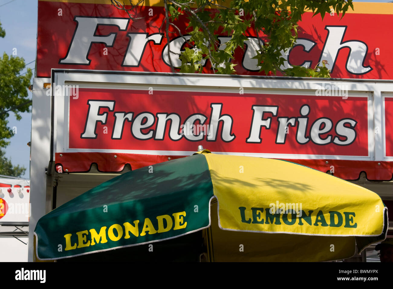 Concessione di segni di stand per la limonata e patatine fritte. Canfield Fair, Mahoning County Fair, Canfield, Ohio, Stati Uniti d'America. Foto Stock