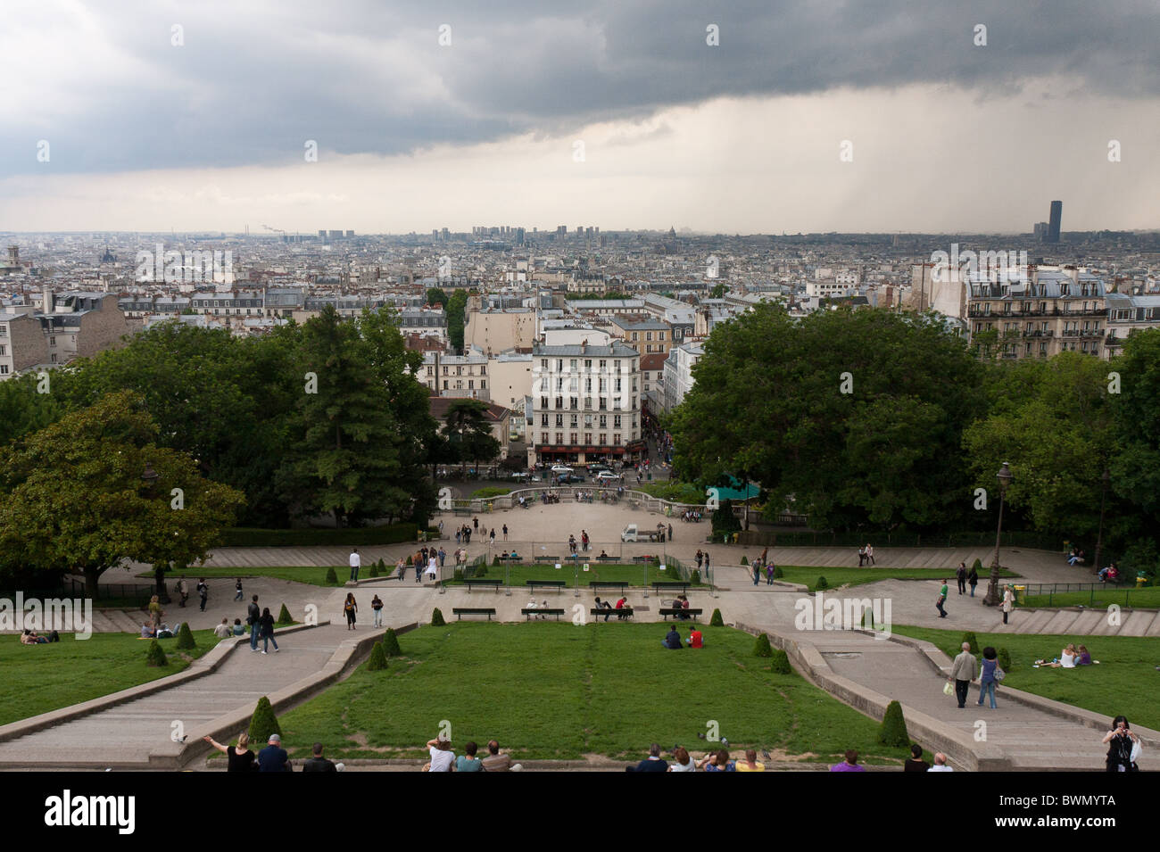 Vista di Parigi in un giorno nuvoloso dal Sacre Coeur Foto Stock