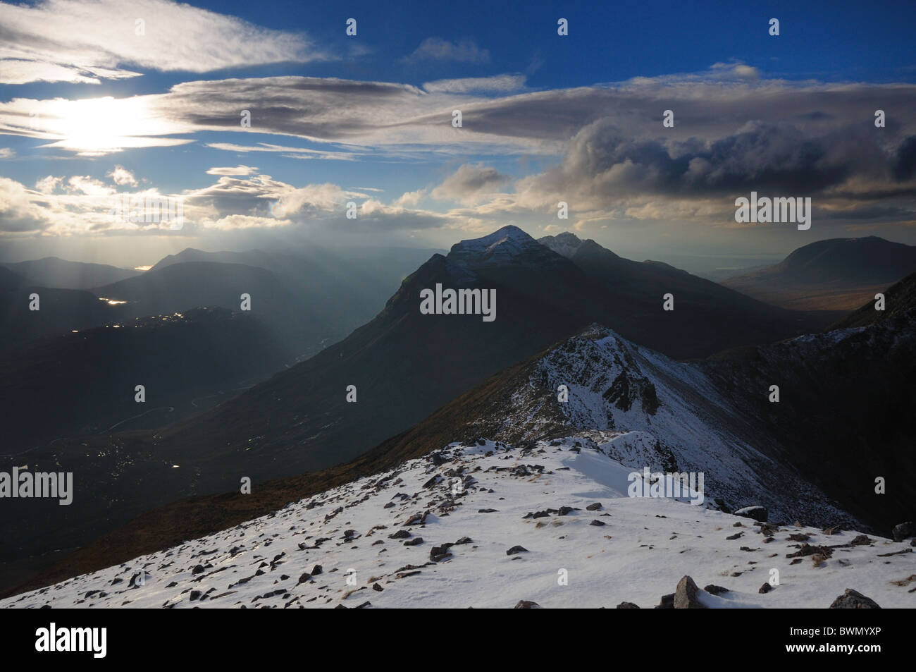 Vista lungo Beinn Eighe summit crinale verso Liathach, Torridon, Wester Ross, Highlands scozzesi Foto Stock