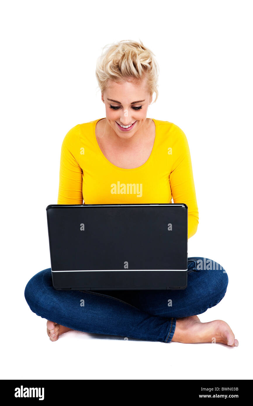 Attraente giovane donna utilizzando laptop - sorridente e fiducioso Foto Stock