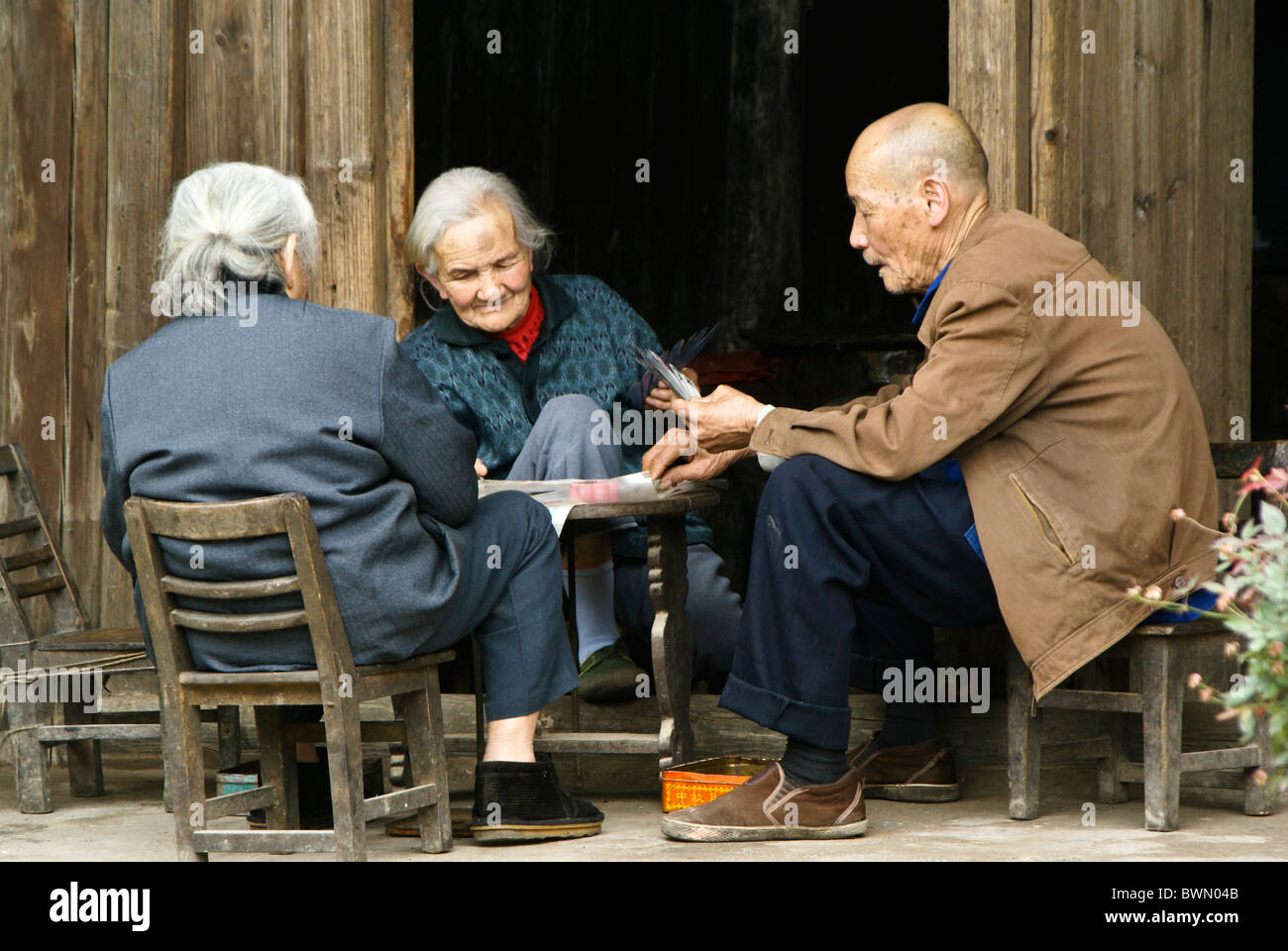 Gli anziani a giocare a carte, Fuli, Guangxi, Cina Foto Stock