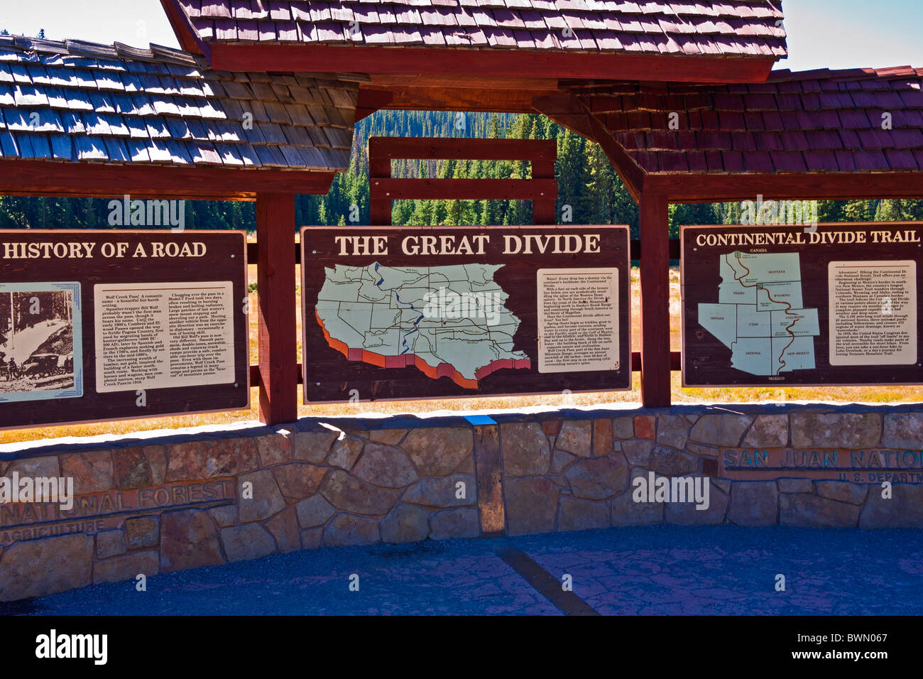 Continental Divide segno su Wolfe Creek Pass, Rio Grande Foresta Nazionale, Colorado Foto Stock